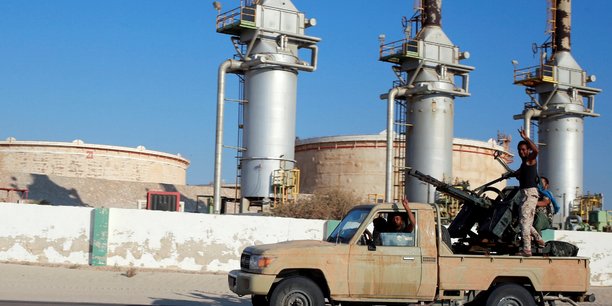 Des troupes fidèles à Khalifa Haftar prenant la pause devant le terminal pétrolier de Zoueitina.