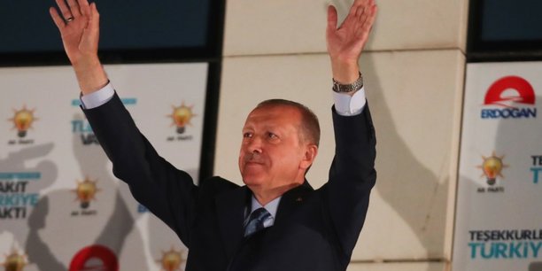 Les resultats officiels donnent erdogan reelu avec 52,6% des voix[reuters.com]