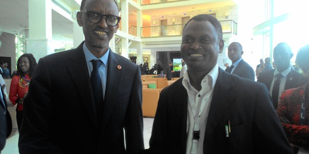 Le président de la République du Rwanda, Paul Kagamé, félicite l'initiative Télé-Irrigation pour sa contribution à la réalisation Smart Cities & Village en Afrique lors de Transform Africa Summit 2017.