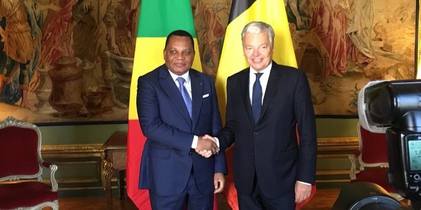 Poignée de main entre le vice-premier ministre belge, Didier Reynders et Jean-Claude Gakosso ministre congolais des affaires étrangères, de la coopération et des Congolais de l'étranger. Bruxelles.