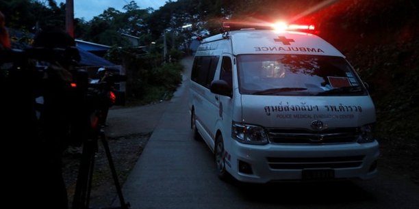 Thailande: deux personnes ont ete extraites vivantes de la grotte[reuters.com]