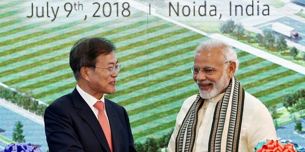 Narendra Modi, le Premier ministre indien (à droite) et Moon Jae-in, le président sud-coréen, se sont félicités, le 9 juillet, du nouvel investissement de Samsung.