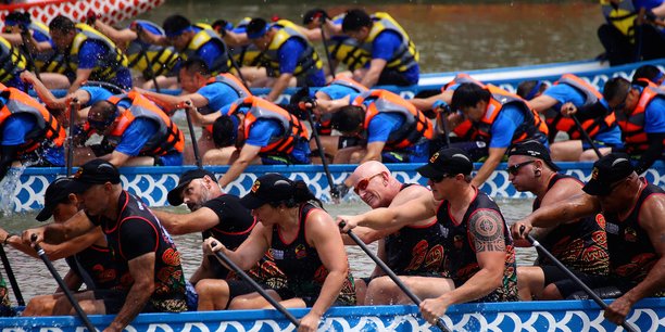 Différentes équipes internationales s'affrontent dans la fameuse course de bateaux-dragons organisée pour célébrer le festival Dragon Boat à Nantong, dans la province du Jiangsu (Chine), le 30 mai 2017.