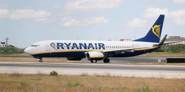 Ryanair prédit des prix moins élevés que prévu cet été avec un alourdissement de sa facture de kérosène du fait d'un rebond des prix du pétrole.