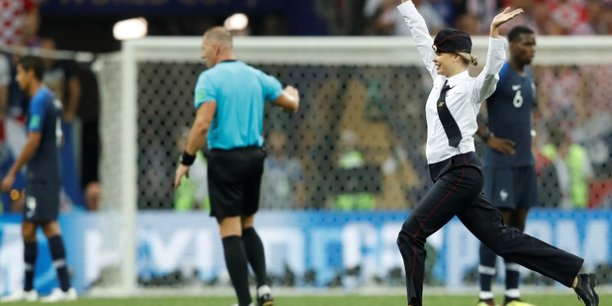 Football: les pussy riot perturbent brievement la finale[reuters.com]
