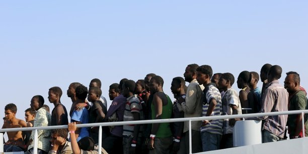 Sicile: 450 migrants debarquent, 5 pays en prendront la moitie[reuters.com]