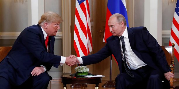 En ouverture du sommet d'Helsinki, Donald Trump a tendu la main à Poutine avant que les journalistes ne soient priés de quitter la salle, où les deux dirigeants devaient s'entretenir en la seule présence des interprètes avant un déjeuner de travail avec leurs conseillers.