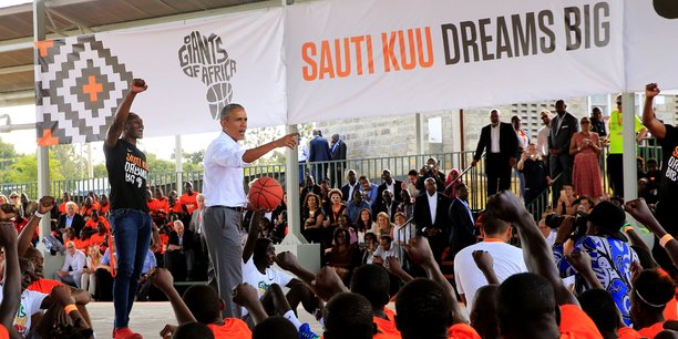 L'ancien Président américain, Barack Obama, s'adressant aux jeunes venus en masse pour assister à l'inauguration du centre de sport et de formation professionnelle Sauti Kuu, à Kogelo.
