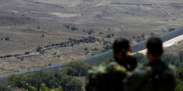 Golan: des civils syriens s'approchent des positions israeliennes[reuters.com]