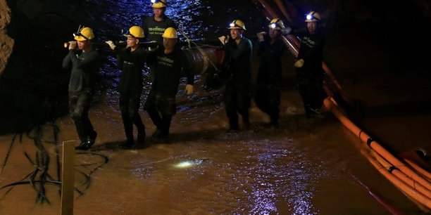 Les rescapes de la grotte de tham luang mercredi devant la presse[reuters.com]