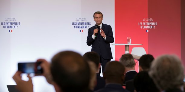 Emmanuel Macron a appelé les entreprises françaises à s'engager avec l'État pour pour améliorer l'insertion professionnelle dans les zones défavorisées.