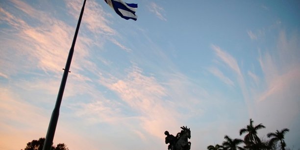 Le projet de reforme de la constitution cubaine presente a l'assemblee[reuters.com]