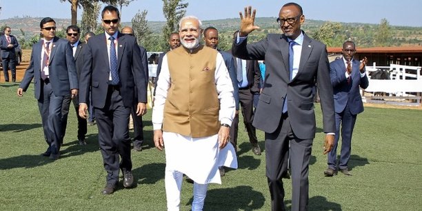 Le Premier ministre indien, Narendra Modi, et le président rwandais, Paul Kagamé, à leur arrivée le 24 juillet 2018 dans un village à Rweru, dans le district de Bugesera au Rwanda.