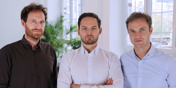 De gauche à droite : Thom Cummings (directeur marketing), Michael Cassau (fondateur et Pdg de Grover) et Thomas Antonioli (directeur financier).