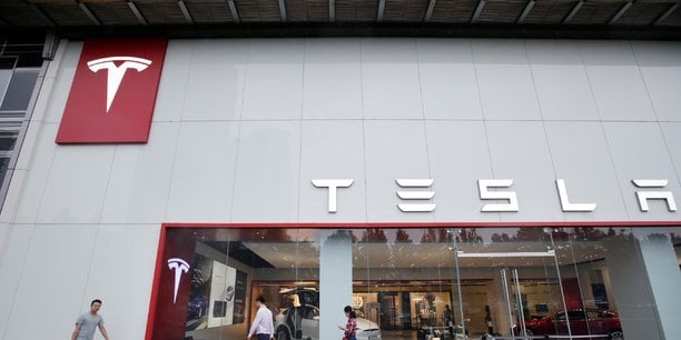 Elon Musk livre lui-même une Tesla Model 3 à des clients ! Elon Musk livre lui-même une Tesla Model 3 à des clients !