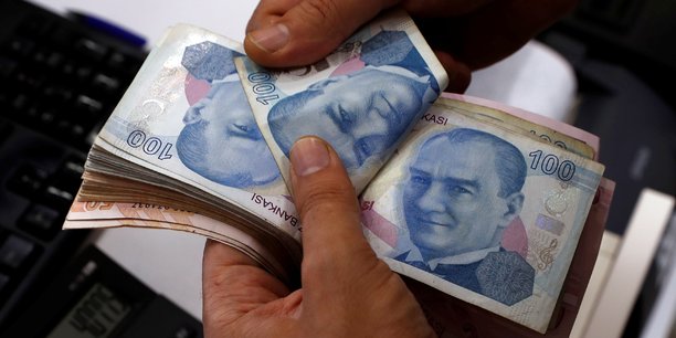 La livre turque a perdu 44% face au dollar en 2021.