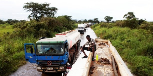 Le Soudan du Sud, pays enclavé, dépend de ses exportations de pétrole vers le nord pour soutenir son économie. Ici, des camions-citernes sur une section inondée d'une route à Nimule, près de la frontière ougandaise, le 27 août 2013.