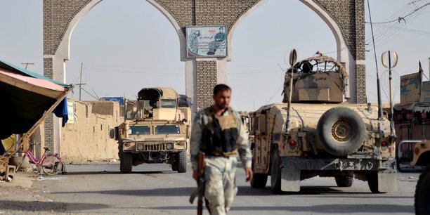 Des taliban prennent d'assaut une base de l'armee afghane[reuters.com]