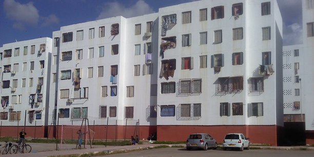 En Algérie, les personnes résidant depuis au moins cinq ans dans la commune de leur résidence habituelle et dont le revenu mensuel du ménage n’excède pas 24 000 dinars peuvent bénéficier d’un logement public locatif.