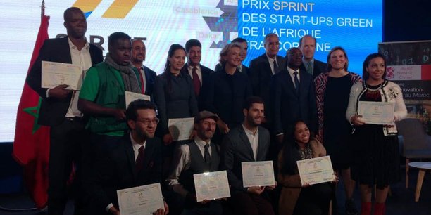 Photo des lauréats du prix Sprint 2018 en compagnie des officiels, lors de la cérémonie de remise des prix qui s'est tenue le jeudi 1er mars dernier au siège de la région Casablanca-Settat au Maroc.