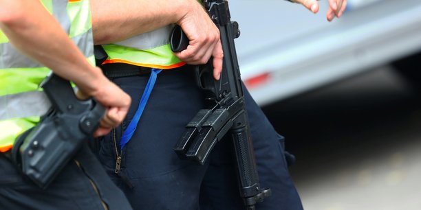 Un policier blesse lors d'un defile neonazi a berlin[reuters.com]