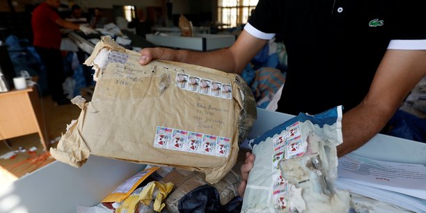 Du courrier en retard de huit ans remis aux postiers palestiniens[reuters.com]