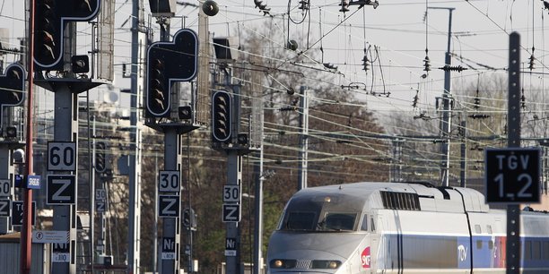 La SNCF a informé vendredi dernier ses usagers que « ce nouveau confinement a réduit très fortement les déplacements des Français et il n'est pas économiquement viable, ni écologiquement responsable de continuer à faire circuler les trains dont le taux d'occupation est très bas. L'offre TGV desservant Dijon et Montbard a donc été revue à la baisse. Nos équipes se mobilisent pour continuer de vous permettre en semaine de faire un aller/retour à la journée à partir de lundi 9 novembre. »