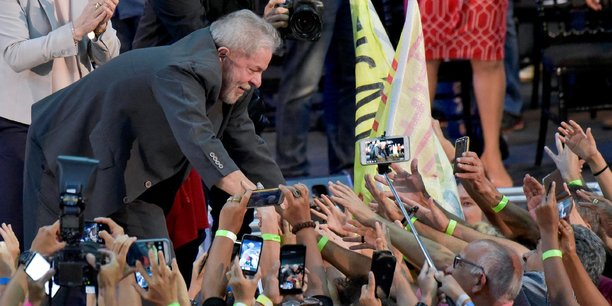 Bien qu'en prison pour corruption depuis avril dernier (il a été condamné à 12 ans de prison), l'ex-président Lula garde un très important soutien populaire. (Photo : Lula accueilli par ses supporters lors d'une tournée à Belo Horizonte, le 21 février 2018)