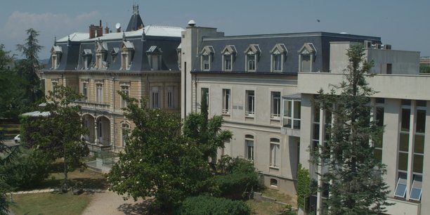 La clinique La Parisière est implantée à Bourg-de-Péage, dans la Drôme.