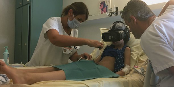 Sofia Eleanor, 8 ans, porte un casque de réalité virtuelle pour réduire le stress des soins médicaux.