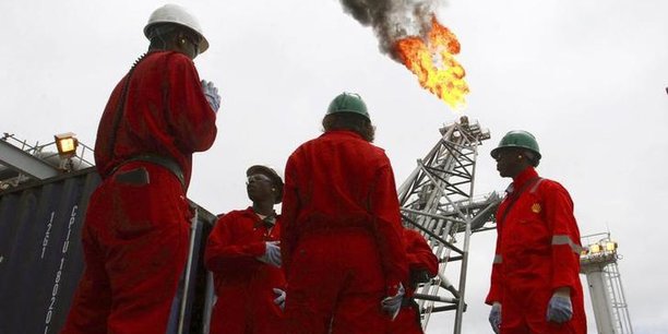 Des ouvriers sur le pont d’une installation pétrolière de Bonga, près de Lagos, le 30 octobre 2007.