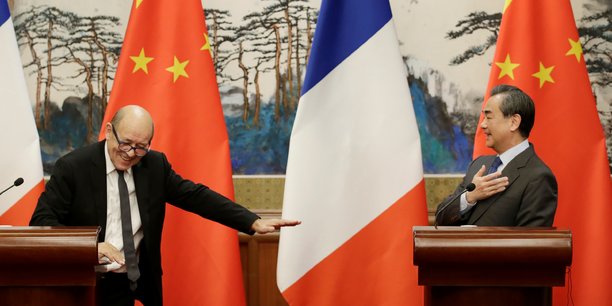 Le ministre chinois des Affaires étrangères, Wang Yi, et le ministre français des Affaires étrangères, Jean-Yves Le Drian, assistent lors d'une conférence de presse conjointe à Diaoyutai State Guesthouse à Beijing, en Chine, le 24 novembre 2017.