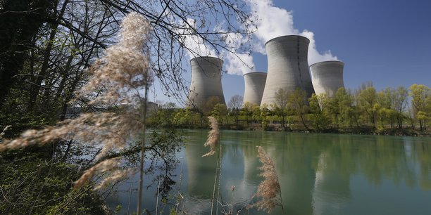 La centrale nucléaire de Bugey dans l'Ain, au bord du Rhône, est situé à 25 km de Lyon.