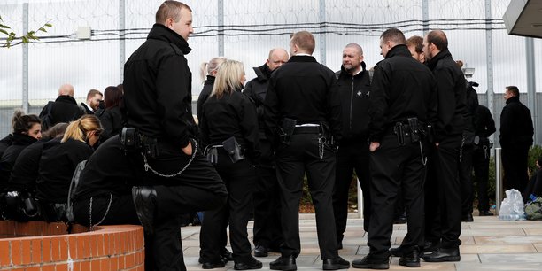 Les gardiens de prison britanniques manifestent contre l'insecurite[reuters.com]