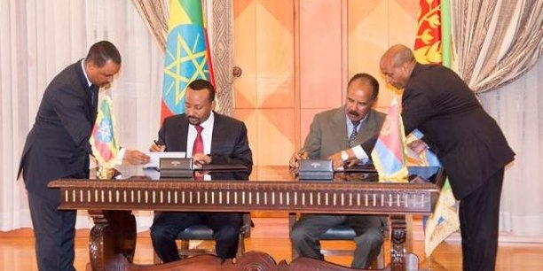 Le Premier ministre éthiopien Ahmed Abiy et le président de l'Erythrée, Isaias Afwerki, lors de la cérémonie de signature de la «déclaration conjointe de paix et d'amitié», le 9 juillet 2018 à Asmara, la capitale érythréenne.