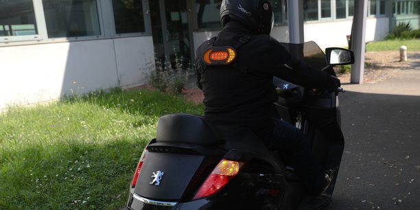La startup Road-Light a mis au point un dispositif de sécurité lumineux qui reproduit les signaux feu stop et clignotants des motocyclistes.