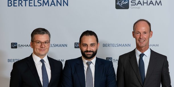 De gauche à droite, Thomas Mackenbrock, CEO de Arvato CRM Solutions, et futur CEO de la joint-venture, Moulay Mhamed Elalamy, porte-parole du Groupe Saham et Thomas Rabe, Président du Groupe Bertelsmann.