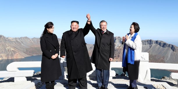 Les dirigeants des deux corees ensemble au mythique mont paektu[reuters.com]
