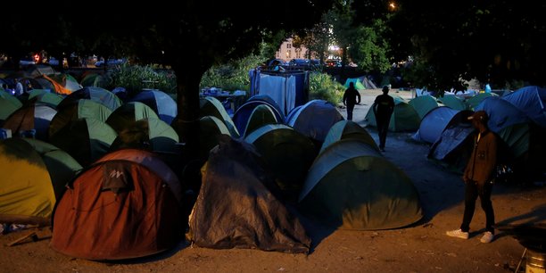Migrants evacues d'un square dans le centre de nantes[reuters.com]