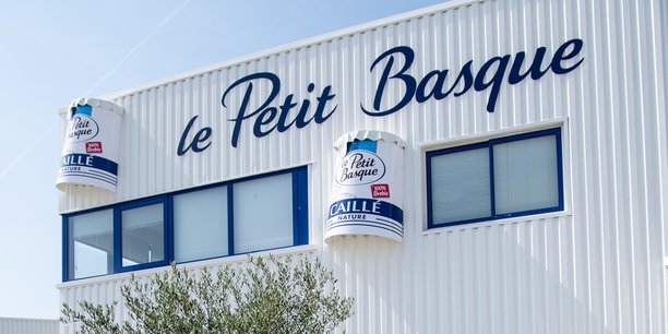 Le caillé au lait de brebis est le produit emblématique de la laiterie Le Petit Basque, dont l'usine est à Saint-Médard-d'Eyrans, en Gironde, et qui a été rachetée par le groupe breton Sill Entreprises en 2014.