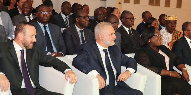 A gauche, Patrice Fondallosa, CEO de Veolia Afrique & Moyen Orient lors de la signature du partenariat stratégique avec PFO Africa Côte d'Ivoire, à Abidjan.