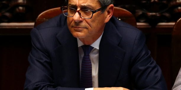 Dans une lettre adressée au ministre italien de l'Economie, Giovanni Tria, la Commission européenne souligne que l'objectif de déficit annoncé de 2,4% du produit intérieur brut pour l'année 2019 aurait pour effet de porter le déficit structurel italien (hors effets de la conjoncture) à 0,8% du PIB.