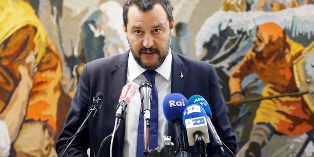 Matteo Salvini, le président du conseil italien, a déclaré ce vendredi que l'intérêt des Italiens passe avant les bureaucrates de l'Union européenne, après avoir présenté son objectif d'un déficit à 2,4% du PIB sur les trois ans à venir, trois fois plus que la trajectoire fixée par le précédent exécutif.