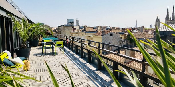 A deux pas de la place Gambetta, à Bordeaux, Coworkimmo propose une terrasse de 85 m2.