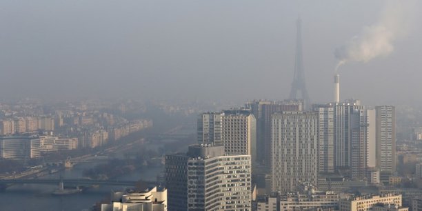 La ville de Paris recouverte d'un voile de pollution.