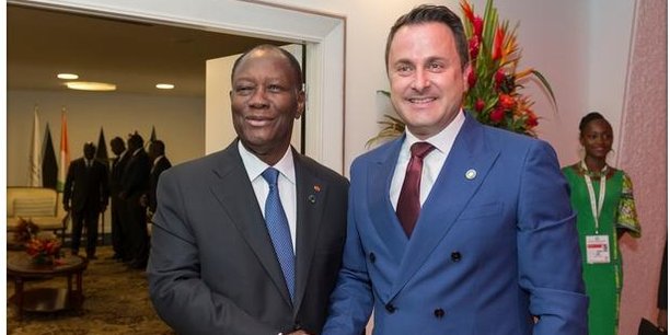 Le Premier ministre luxembourgeois, Xavier Bettel, aux côtés du président ivoirien Alassane Ouattara lors du 5e sommet Union africaine-Union européenne à Abidjan, le 29 novembre 2017.