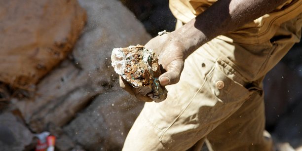 Un mineur artisanal tenant à la main du minerai brut à Tilwizembe, une ancienne mine industrielle de cuivre-cobalt dans le sud de la République démocratique du Congo, le 11 juin 2016.