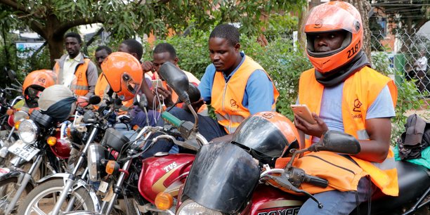 Chauffeurs de taxi motos connus sous le nom de boda-boda, du réseau SafeBoda, en Ouganda, le 5 octobre 2018.