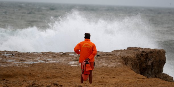 Portugal et espagne se preparent a l'arrivee de l'ouragan leslie[reuters.com]