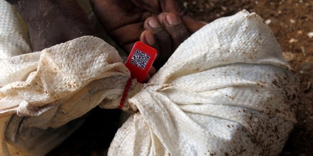 Un sac de tantale scellé, étiqueté et introduit dans le système de traçabilité de la blockchain développée par la jeune entreprise britannique Circulor à Gatumba, dans l'ouest du Rwanda.